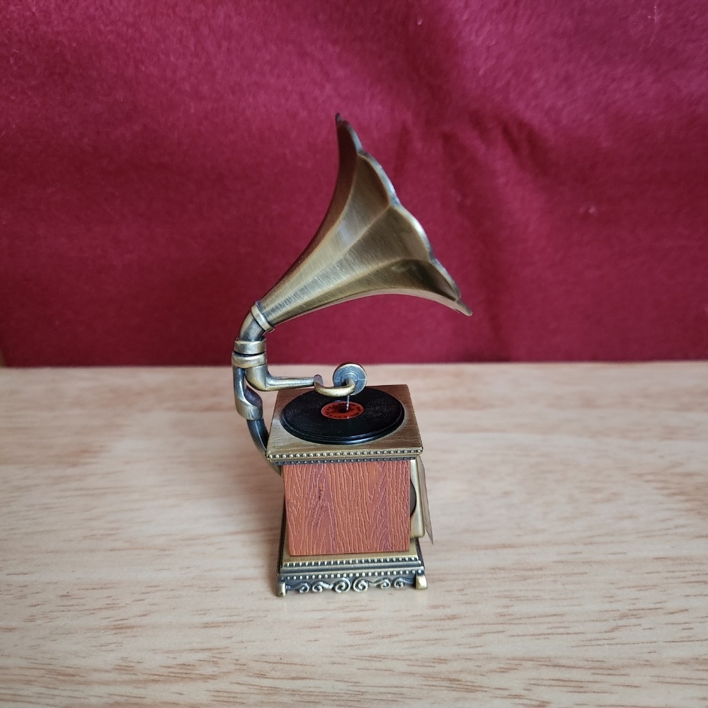 Mini Gramaphone Clock - Picture 5 of 5